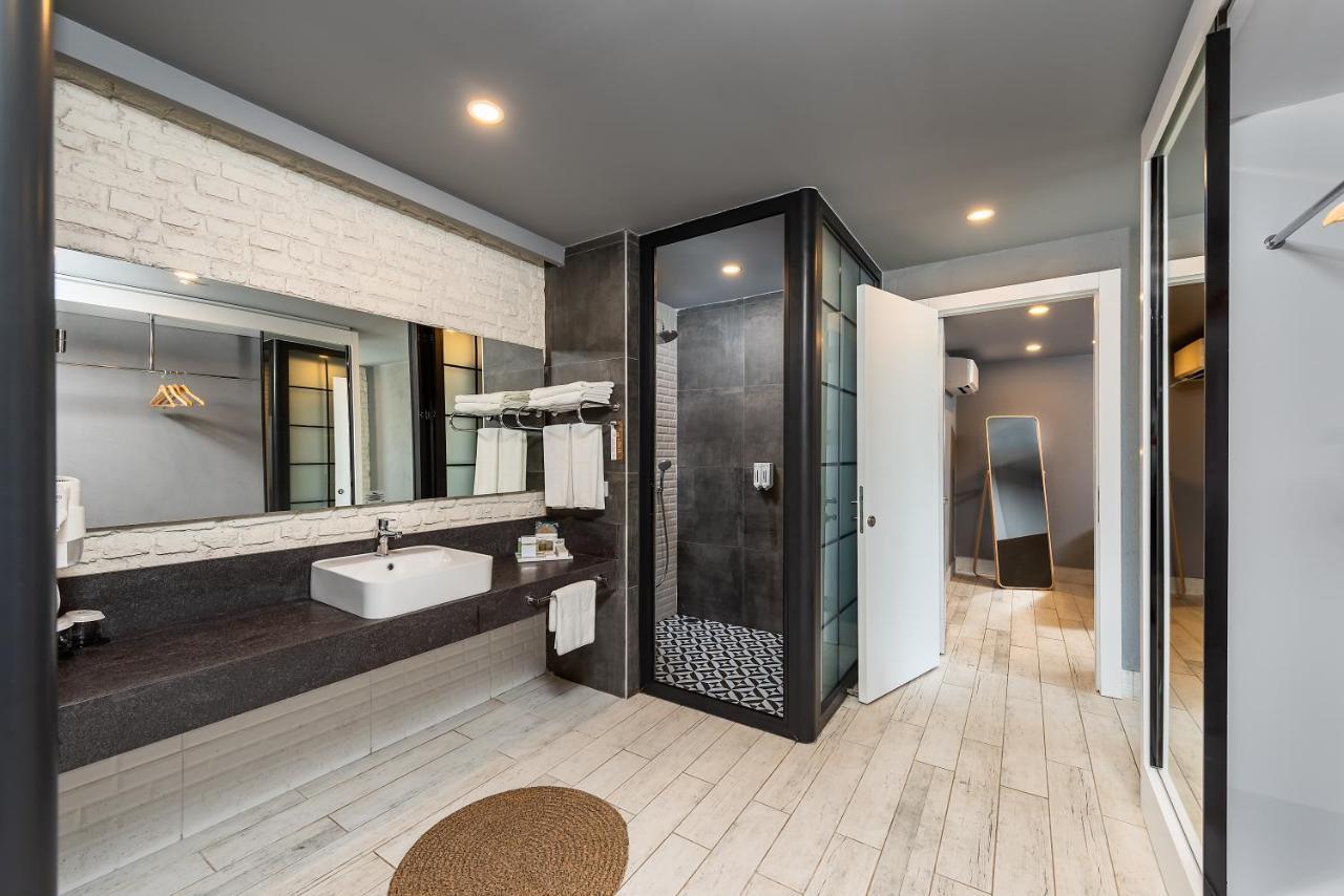 Premium Beachfront White Suite,1083230218:JPEG